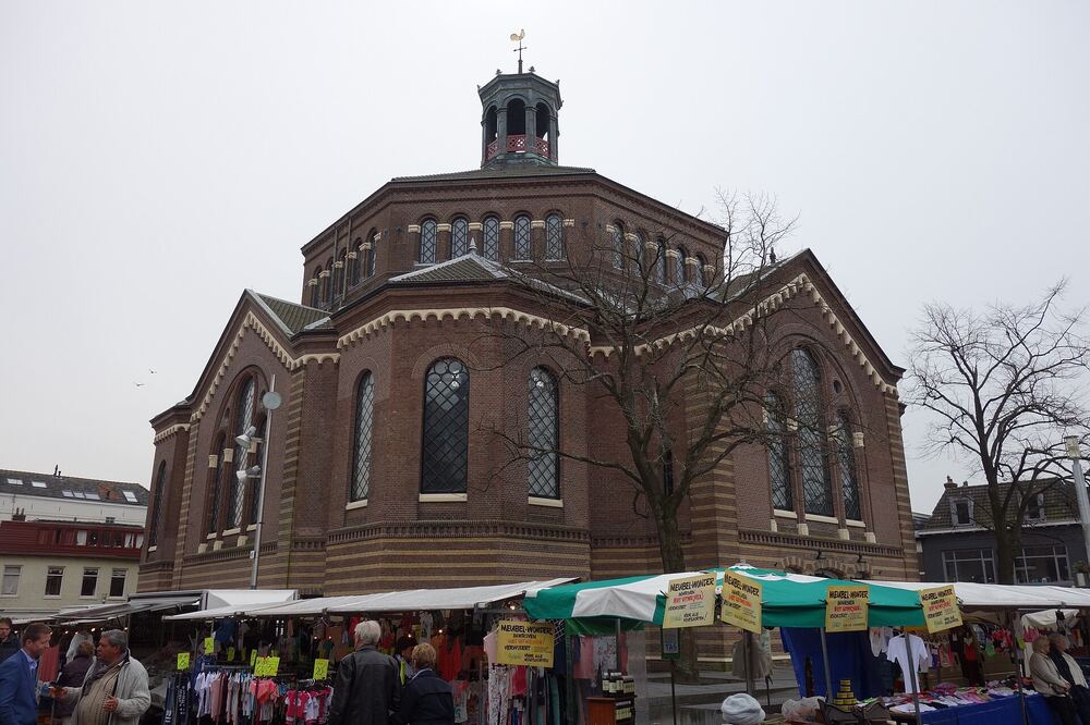 Marktkramen voor de Koepelkerk in Purmerend
